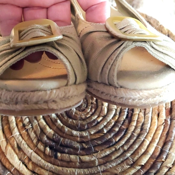 Naturalizer Sandals size 6M Excellent condition beautiful Khaki color fabric - Picture 3 of 15